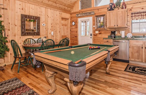 Sevierville Cabin | Dancing Bears Den: Mountain View, near Dollywood and Attractions, Resort Swimming Pool, Hot Tub, etc