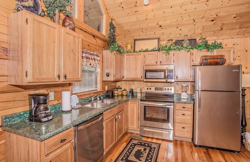 Sevierville Cabin | Dancing Bears Den: Mountain View, near Dollywood and Attractions, Resort Swimming Pool, Hot Tub, etc