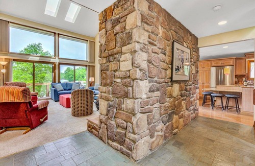 Moneta House | DANCING WATER- OPEN TO BOOK 2025!