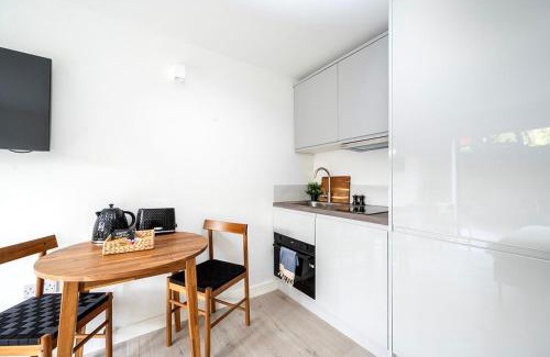 South Harrow Apartment | Dandi Northolt Road in Harrow