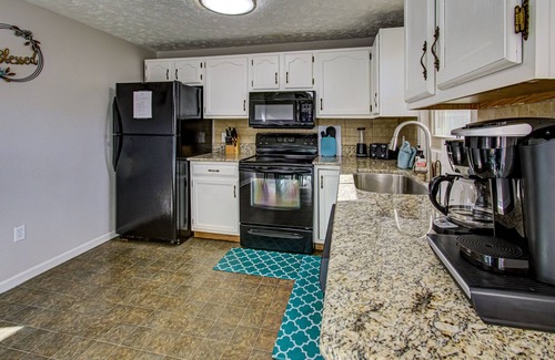 Pigeon Forge House | Daniel's Little Bear Hot Tub Hideaway