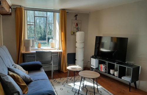 Saint-Pryve-Saint-Mesmin Apartment | Dans moulin au bord de l'eau, Appartement chaleureux