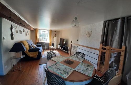 Saint-Pryve-Saint-Mesmin Apartment | Dans moulin au bord de l'eau, Appartement chaleureux
