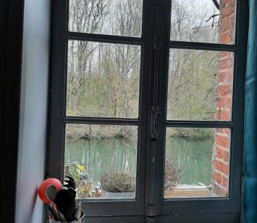 Saint-Pryve-Saint-Mesmin Apartment | Dans moulin au bord de l'eau, Appartement chaleureux