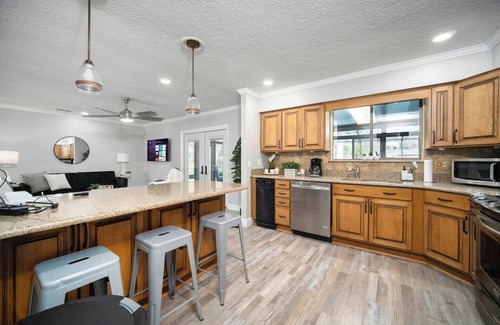 Southside House | ~Dapper Duck Sleeps 12 Heated Pool & Billiards~