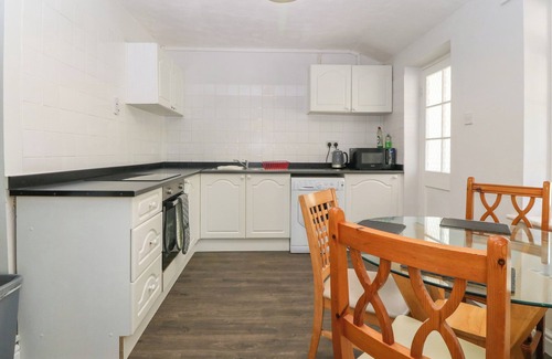 Menai Bridge Cottage | DAPPLEDOWN COTTAGE, family friendly, with a garden in Llandegfan