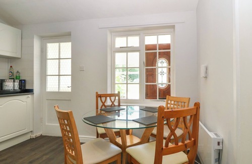 Menai Bridge Cottage | DAPPLEDOWN COTTAGE, family friendly, with a garden in Llandegfan