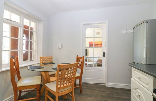 Menai Bridge Cottage | DAPPLEDOWN COTTAGE, family friendly, with a garden in Llandegfan