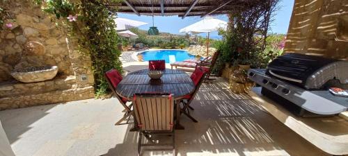 Kercem House | Dar Ta' Xmun - idyllic farmhouse with pool, garden, seaview & sunset
