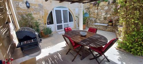 Kercem House | Dar Ta' Xmun - idyllic farmhouse with pool, garden, seaview & sunset