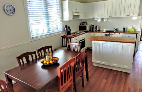 Wagga Wagga House | Darcy's Cottage with Free Wi-Fi and Netflix