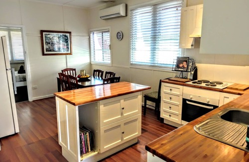 Wagga Wagga House | Darcy's Cottage with Free Wi-Fi and Netflix