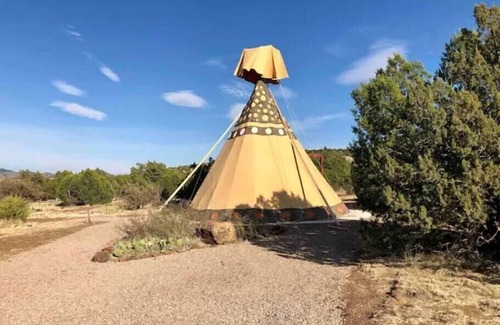 Alpine Apartment | Dark Sky TIPI *GLAMPING* on private 30ac property