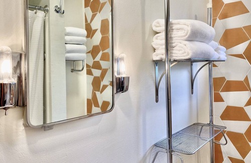 Poulsbo House | Darling Mid-Century Cottage in Downtown Poulsbo! Small dogs welcome Walk to town