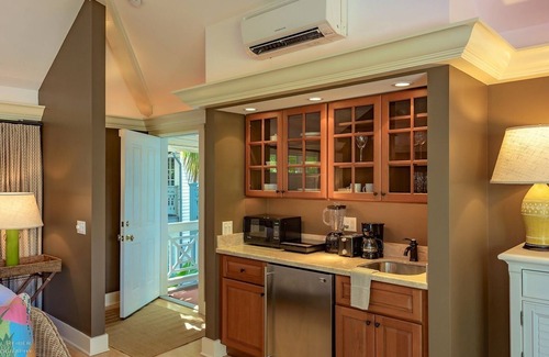 Historic Seaport Cottage | *DARLING OF DUVAL @ OLD TOWN* Estate Cottage + Spa + LAST KEY SERVICES…