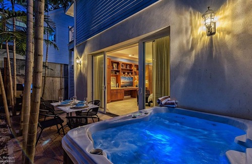 Historic Seaport Cottage | *DARLING OF DUVAL @ OLD TOWN* Estate Cottage + Spa + LAST KEY SERVICES…