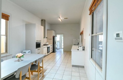 Dubbo House | Darling St - Charming CBD Abode