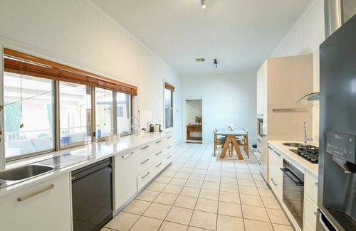 Dubbo House | Darling St - Charming CBD Abode
