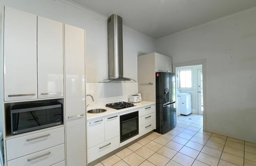 Dubbo House | Darling St - Charming CBD Abode