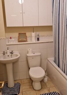Dartford Apartment | Dartford Cosy and Spacious 3BR 4 beds house Netflix and Sport Channels