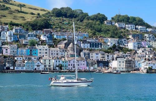 Dartmouth Apartment | Dartmouth Town Centre 2 bedroom stylish apartment is perfect for families and couples with a happy & homely feel being only 30 meters from the sea but set back & quiet with everything on the doorstep a FAB place to explore Dartmouth pets welcome for free
