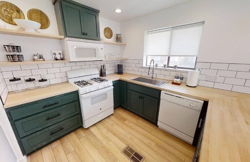 Red River House | Das Hartmann Haus - New Property! - In Town - WiFi - Washer/Dryer - Grill - Fire