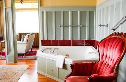 Fairfield Bed & Breakfast | Dashwood Manor Seaside Bed & Breakfast