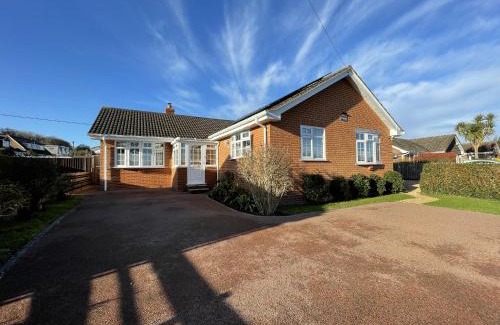 Cowes House | Dassia-Rural Bungalow, Dog Friendly with Hot Tub Near Gurnard