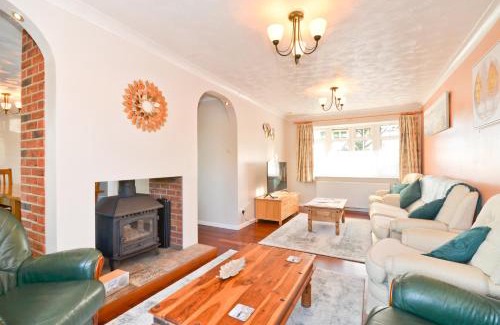 Cowes House | Dassia-Rural Bungalow, Dog Friendly with Hot Tub Near Gurnard