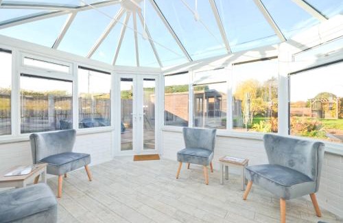 Cowes House | Dassia-Rural Bungalow, Dog Friendly with Hot Tub Near Gurnard