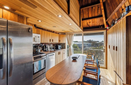 Davis Park House | Davis Park FI Handkerchief House AC Sleeps 12 Large Hot Tub, Large deck with Hot tub Pet friendly l
