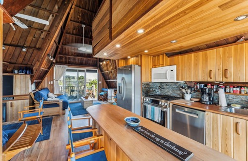 Davis Park House | Davis Park FI Handkerchief House AC Sleeps 12 Large Hot Tub, Large deck with Hot tub Pet friendly l