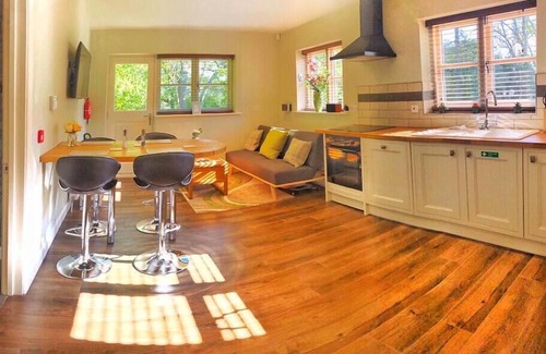 Broad Oak Apartment | Daweswood Guest Suite - luxury retreat & hot tub.