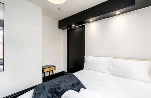 Chapeltown Apartment | Dawlish House - Newly Refurbished Gem