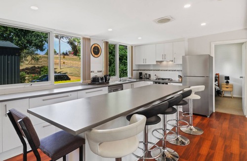 Bonnie Doon House | Dawn Retreat - Lake Views in Bonnie Doon