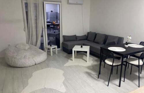 Prokuplje Apartment | Day and night