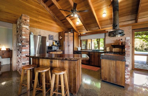 Tawonga House | Daybreak Lodge | High Country Earthen Escape