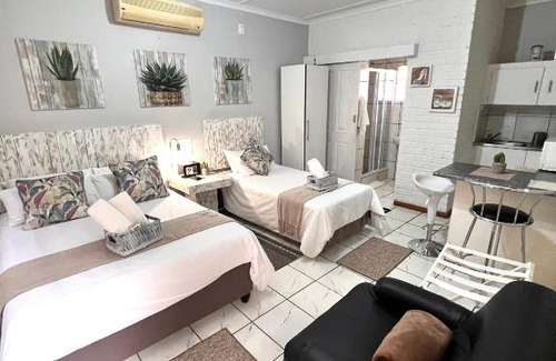 De Aar Bed & Breakfast | Daybreak