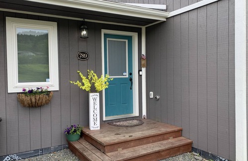 Homer House | Daybreeze Vacation Home w/Hot Tub & Gorgeous View
