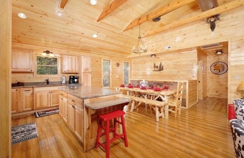 Sevierville Cabin | Daydream Hideaway Cabin - Mtn retreat in the swaying pines, firepit, playground