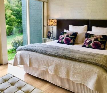 Daylesford Villa | Daylesford Lake Villa1 Lake Frontage pet friendly