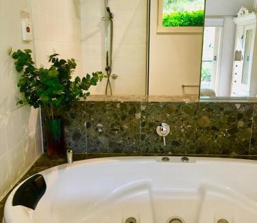 Daylesford Villa | Daylesford Lake Villa1 Lake Frontage pet friendly