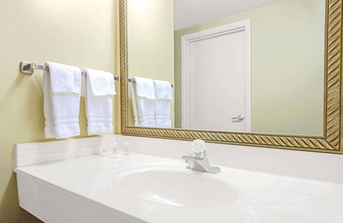 Maryland Heights Hotel | Days Inn and Suites by Wyndham St. Louis/Westport Plaza
