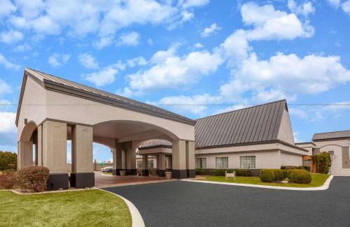 Austintown Hotel | Days Inn by Wyndham Austintown