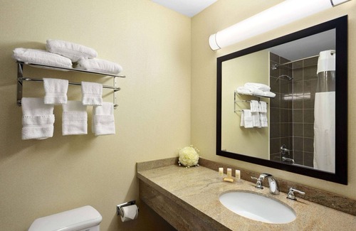 Brampton Hotel | Days Inn by Wyndham Brampton