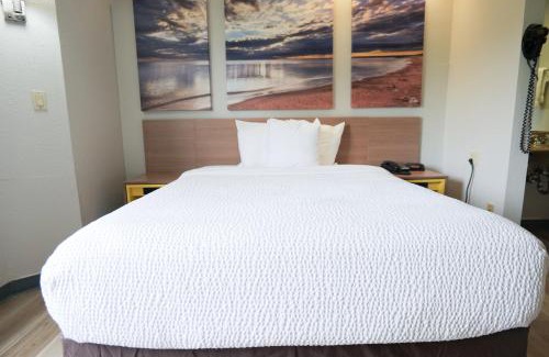 Flint Hotel | Days Inn by Wyndham Flint/Bishop International Airport