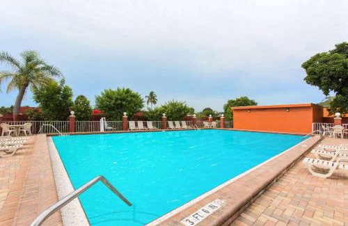 Biggar Hotel | Days Inn by Wyndham Fort Myers