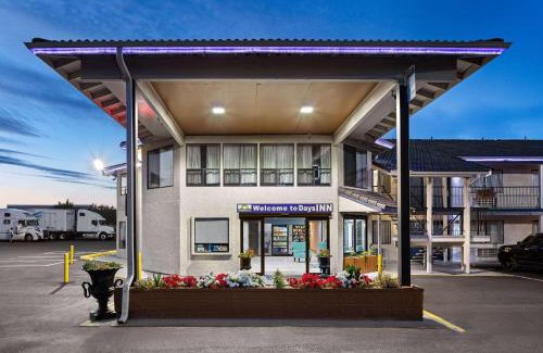 Monta Vista Hotel | Days Inn by Wyndham Lakewood South Tacoma
