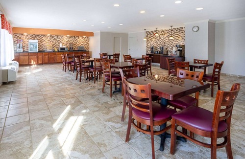 Lakeview Hotel | Days Inn by Wyndham Manassas Battlefield