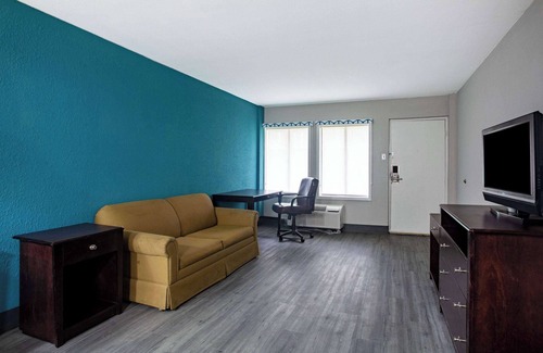 Mobile Hotel | Days Inn by Wyndham Mobile I-65